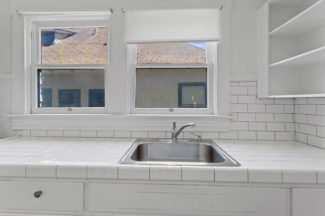 Building Photo - 1 Bedroom with den close to SW! Walking distance to Providence Park!