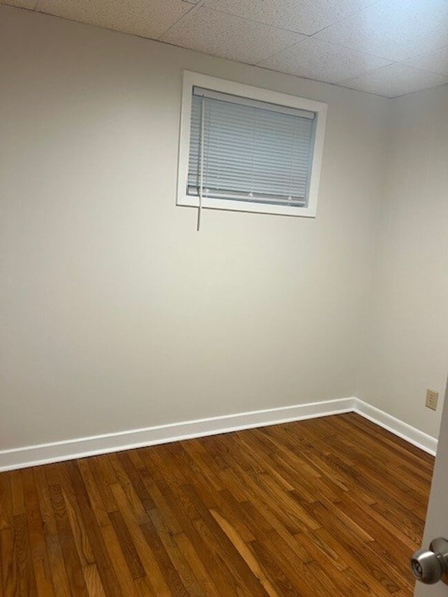 Building Photo - 1401 Narrow Ln