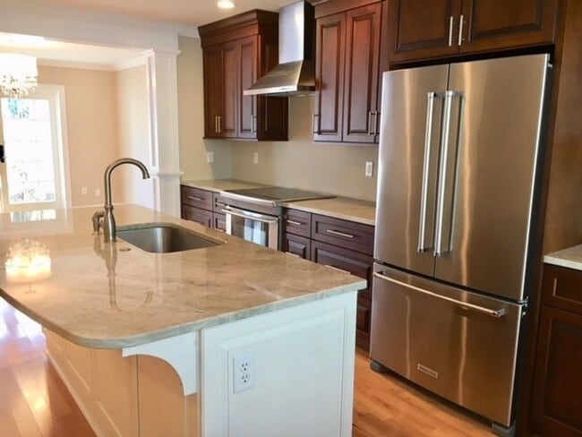 Building Photo - Downtown Town House - Steps to the Battery, Colonial Lake and King Street!