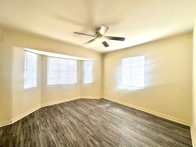 Building Photo - New Flooring! Spacious Private Yard with W...