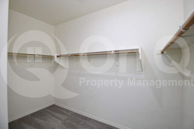 Building Photo - 1086 S Vine St