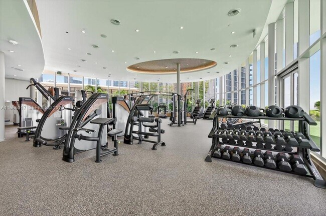 Building Photo - 700 NE 24th St