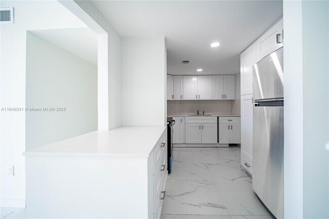 Building Photo - 2500 NE 135th St