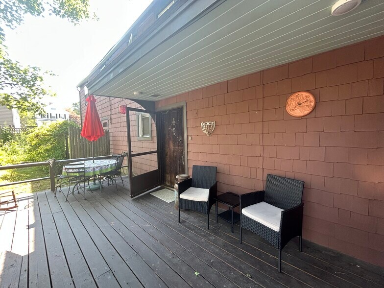 Outside seating. - 32 Meadow St