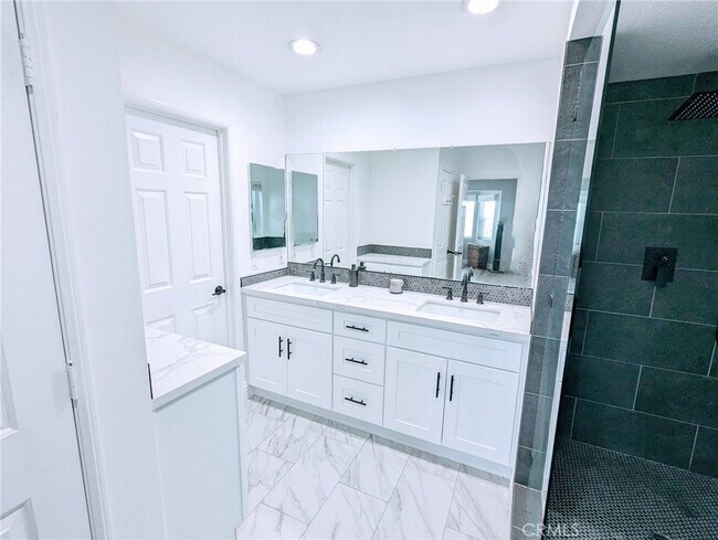 Building Photo - 7380 Live Oak Dr