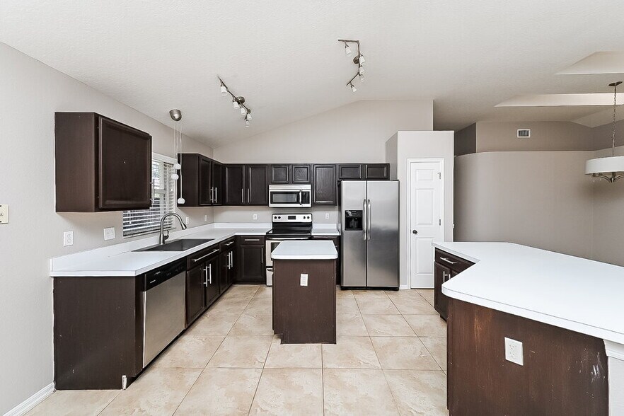 Building Photo - 6152 Weatherwood Cir