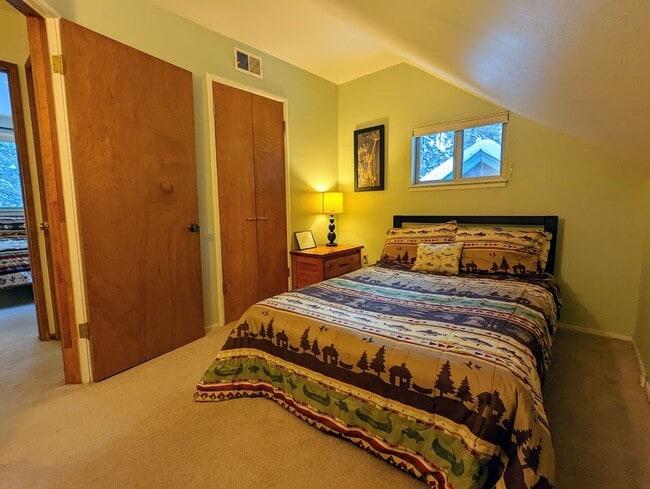 Building Photo - Pet friendly 4Bd home for a seasonal lease...