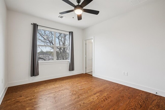 Building Photo - 6902 Northeast Dr