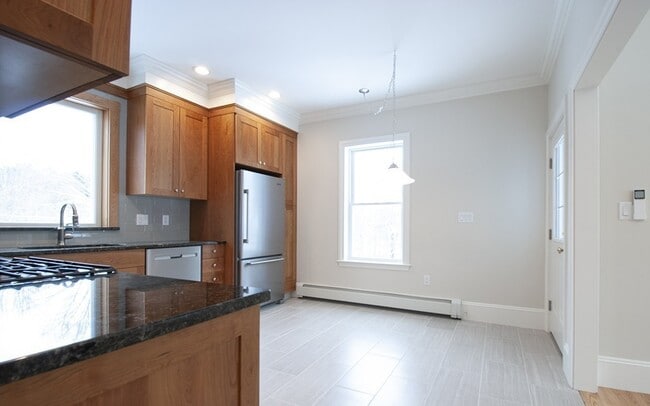 Building Photo - 76 Main St