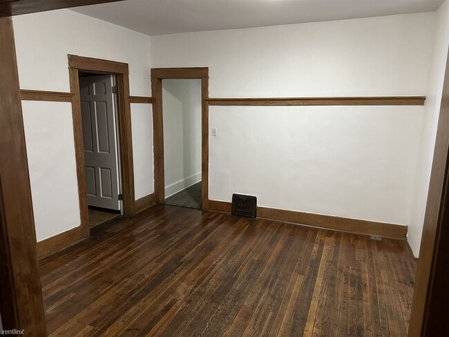 Primary Photo - 2 br, 1 bath 4plex - 123 Sturtevant St