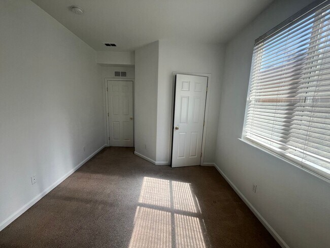 Building Photo - 6 Bedroom, 3 Bathroom Executive Anatolia H...