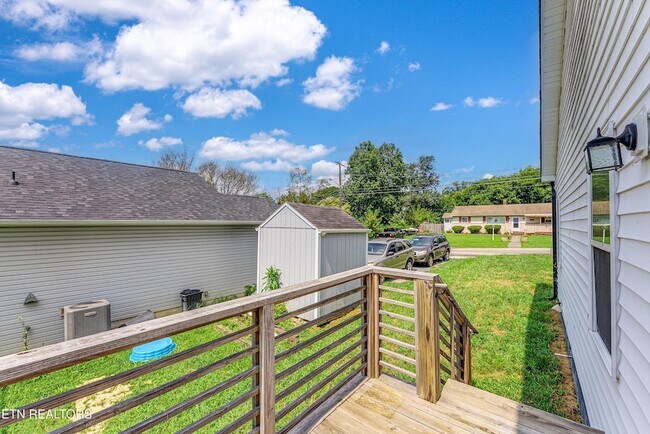 Building Photo - 5004 Knoxwood Dr