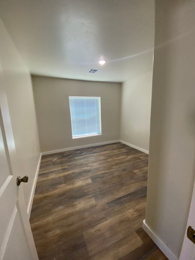 Building Photo - Gorgeous 2 Bedroom/1 Bathroom Home