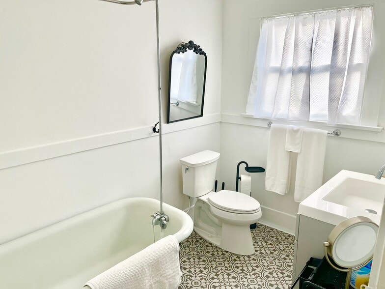A2 Bath w/clawfoot tub-shower - 1122 9th St