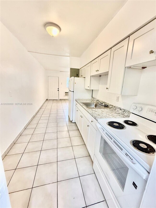 Building Photo - 717 SW 13th Ave