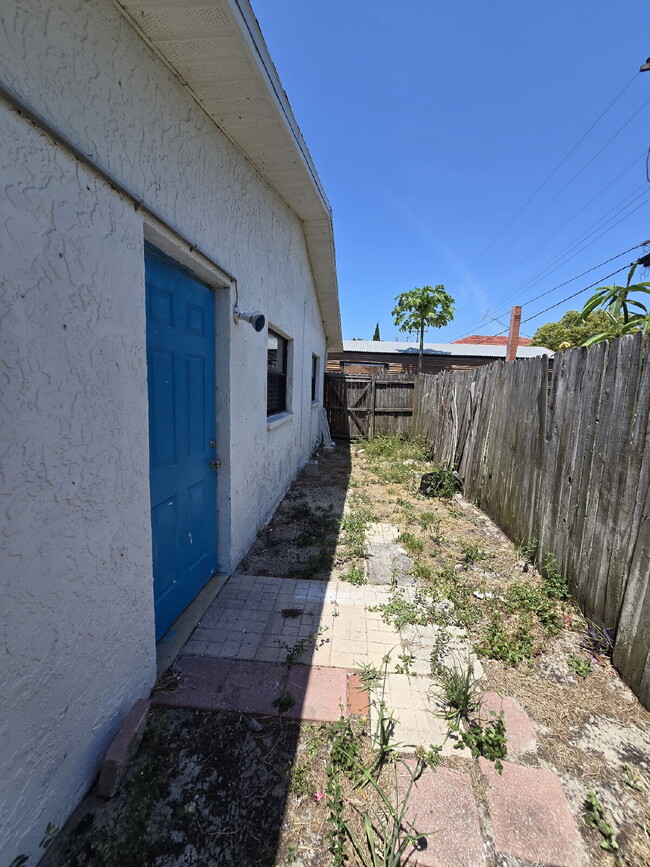 Building Photo - 2 bed, 2 bath duplex in New Port Richey
