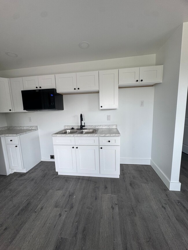 Building Photo - 1 Bed, 1 Bath Apartment