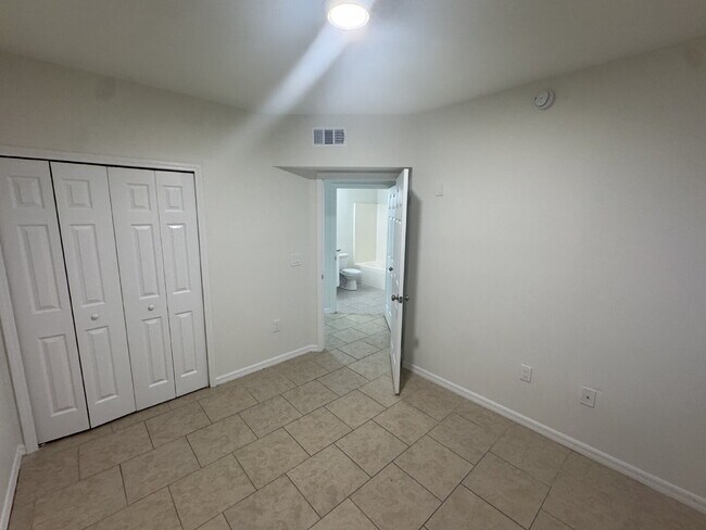 Building Photo - "Charming 3-Bed, 2-Bath Gem in Riverview –...