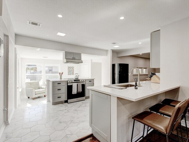 Building Photo - 3511 Corto Ave