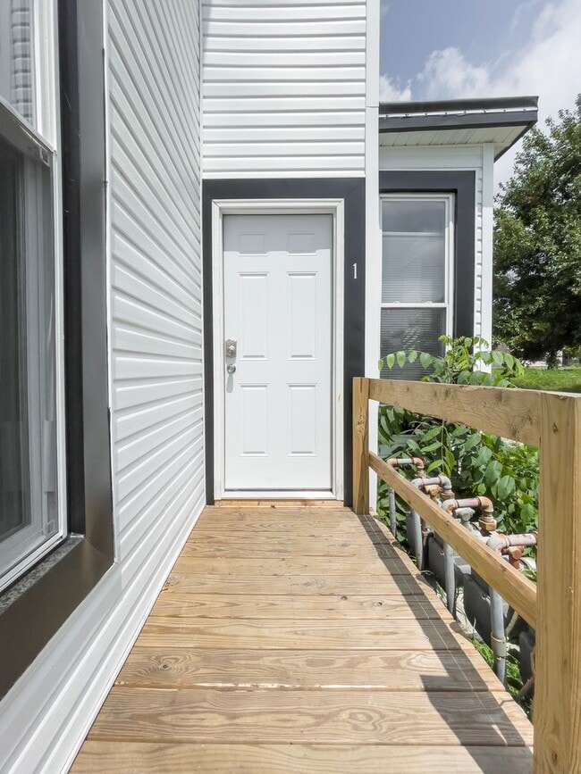 Building Photo - 700 W Powers St