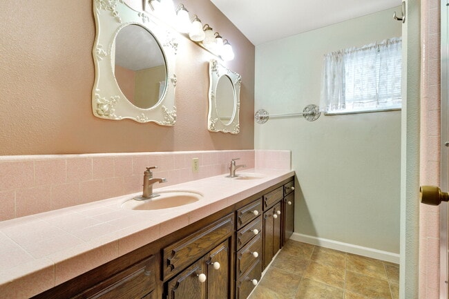 Building Photo - 1564 E Escalon Ave