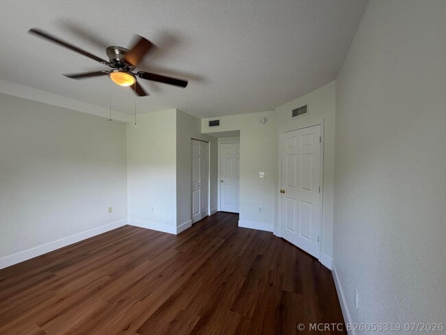 Building Photo - 1095 Golden Lakes Blvd