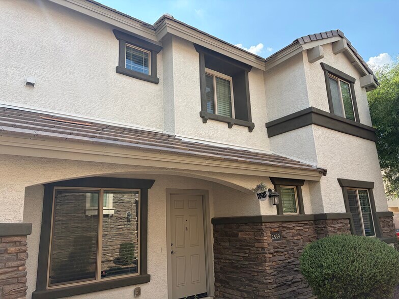 Building Photo - 2539 E Vermont Dr