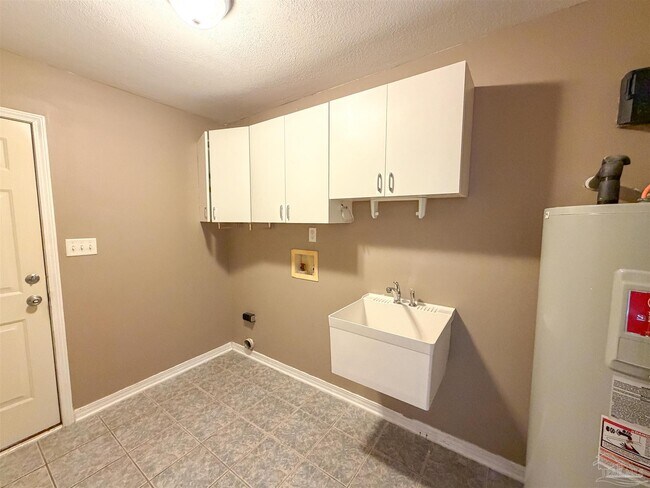 Building Photo - 3977 High Bridge Dr