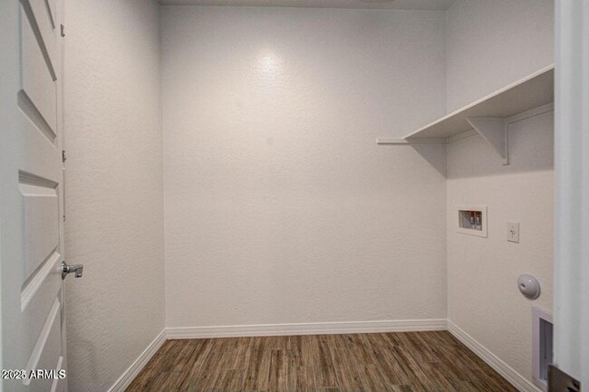 Building Photo - 9916 E Tillman Ave