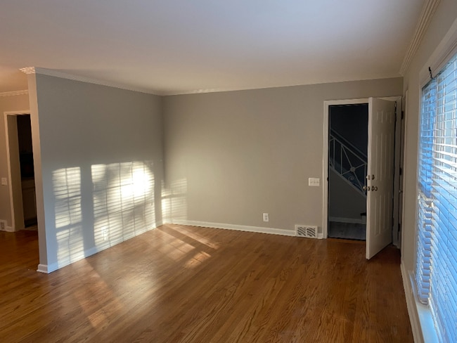 Building Photo - 835 Harcourt Rd