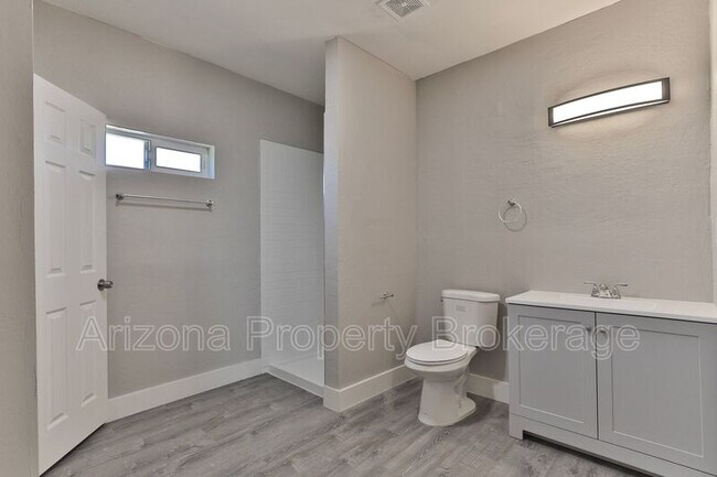 Building Photo - 1538 E Pierce St