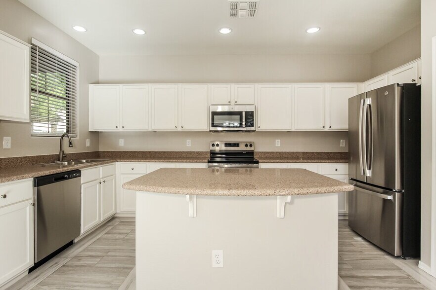 Building Photo - 943 E Agua Fria Ln