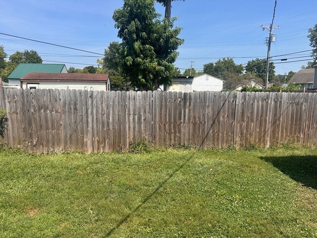 Building Photo - 3 bedroom, 1 bathroom Triplex: Martinsville