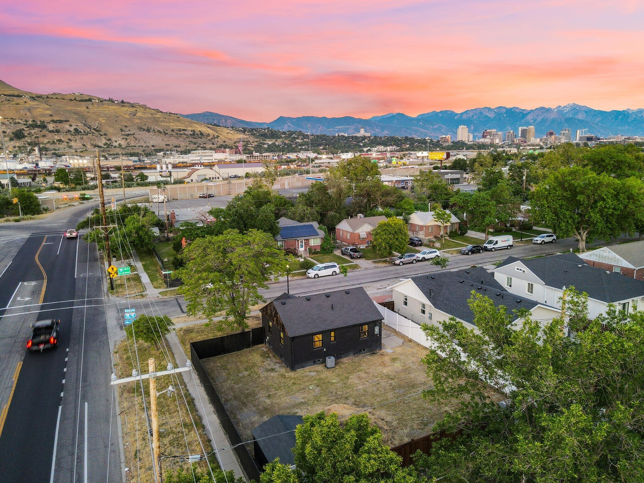 Building Photo - 983 N Poinsettia Dr