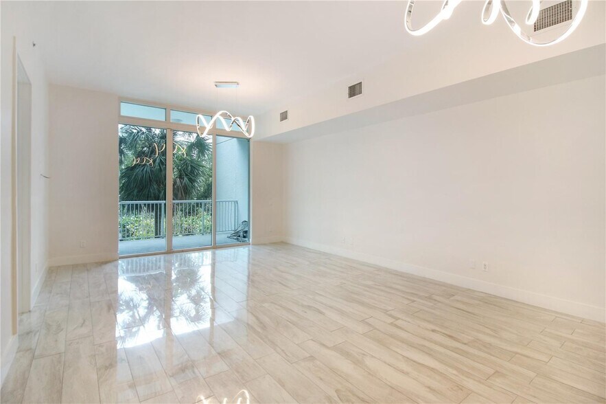 Building Photo - 14951 Royal Oaks Ln