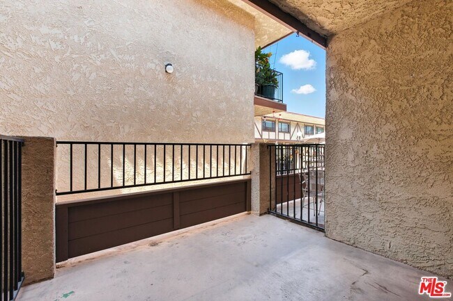 Building Photo - 11127 La Maida St
