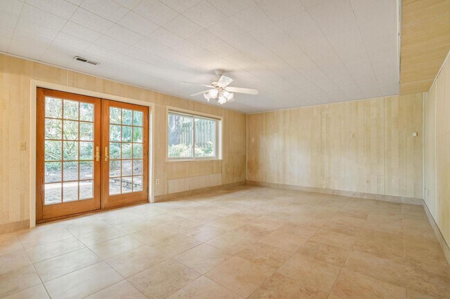 Building Photo - Spacious, well-cared for 4-bdrm/3-bath split-level—Family/laundry rooms, backyard, garage