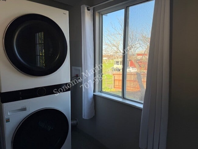 Building Photo - Great Single Level Home in the Country ~ West Petaluma ~ 2bd/2ba with Large Bonus Room