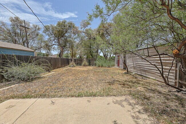 Building Photo - Charming 2 Bedroom Home with Character & Convenient Amenities