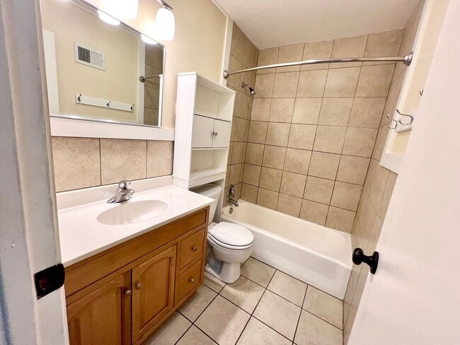 Building Photo - Centrally Located Single Famliy Home!