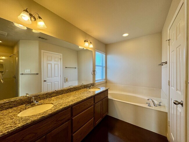 Building Photo - 3BR / 2BA Duplex in Hewitt, Texas | Midway ISD *Leasing Special Available*