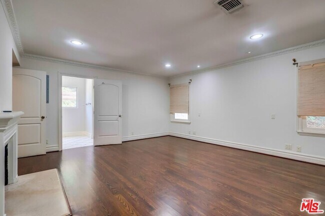 Building Photo - 114 S Layton Dr