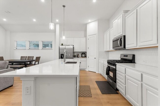 Building Photo - 216 Hollister Dr