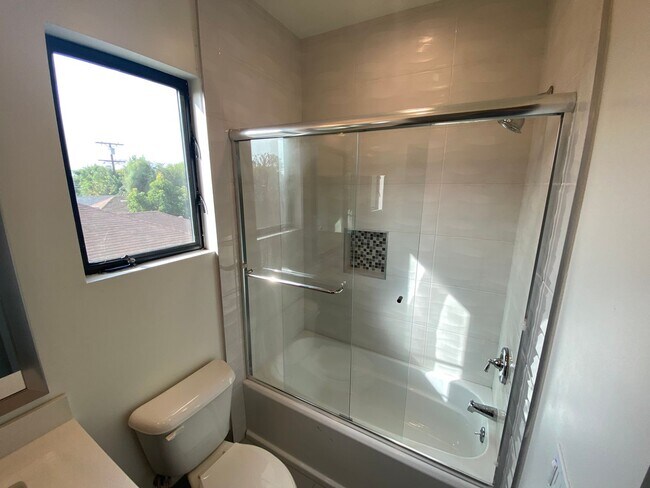 Building Photo - NEWER  SMART HOUSE 4BD*4BA*TOWNHOME*HWFLS*WASHER/DRYER IN UNIT* YARD*BALCONY*STAINLESS APPLIANCES...