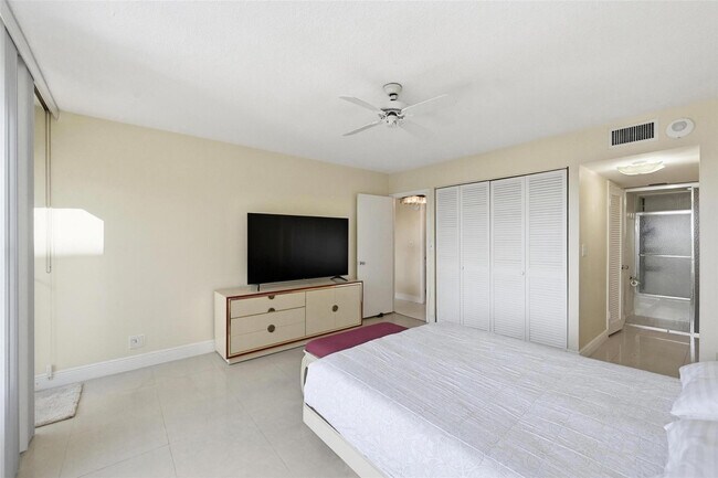 Building Photo - 405 N Ocean Blvd