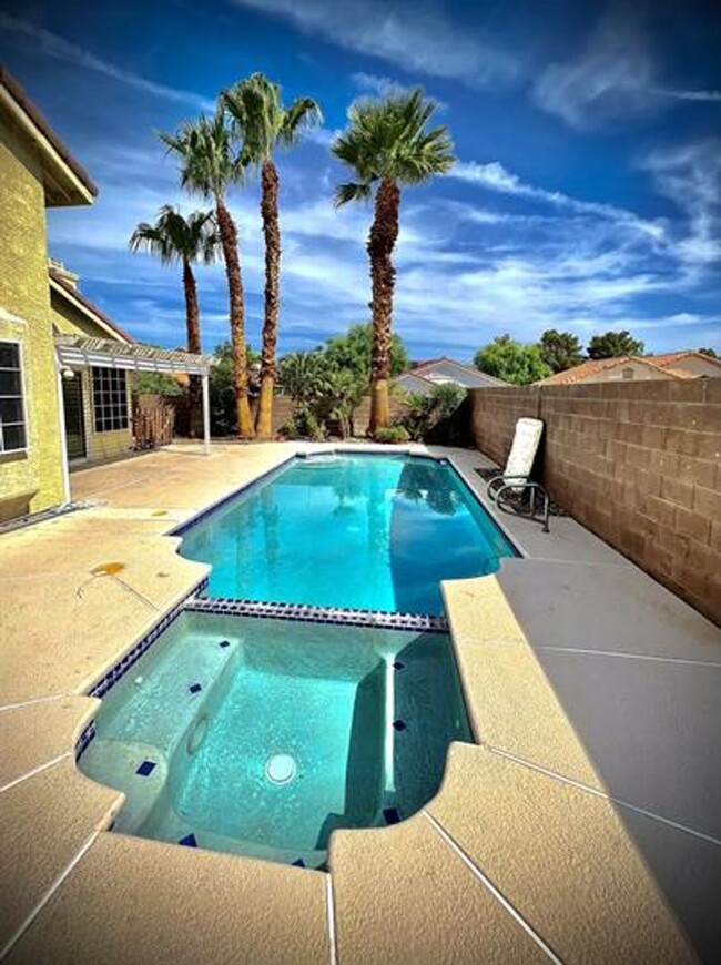 Building Photo - Beautiful single story home with pool.