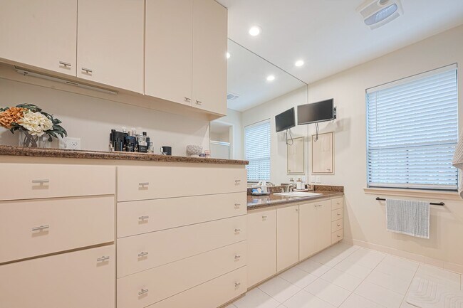 Building Photo - 3 River Hollow Ln