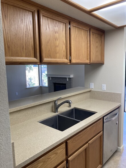 Kitchen - 38693 Huntington Cir