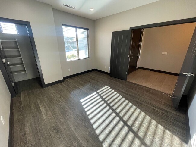 Building Photo - Beautiful Bridal Gate Estates - FIVE CAR GARAGE!!