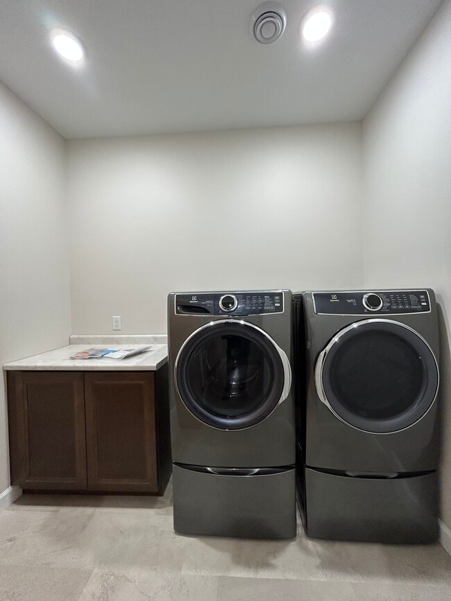 Building Photo - 1112 Reserve St N